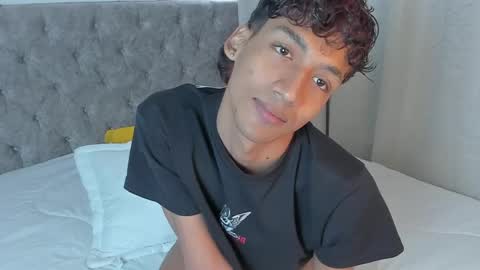 twinksboys_23 online show from May 7, 2026, 1:27 pm