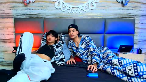 twinslovers_ online show from September 30, 2025, 7:52 pm