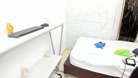 twinslovers_ online show from November 12, 2025, 4:02 am