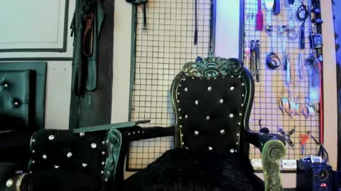 Clio  Tadeo online show from May 18, 2026, 4:07 am