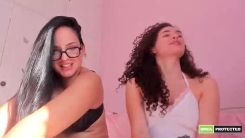 Snapshot of twoistrouble_ chatting on October 3, 2025, 6:43 am twoistrouble_ online show from October 3, 2025, 6:43 am