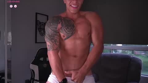 Snapshot of tyler_muscle chatting on October 3, 2025, 10:18 pm David online show from October 3, 2025, 10:18 pm