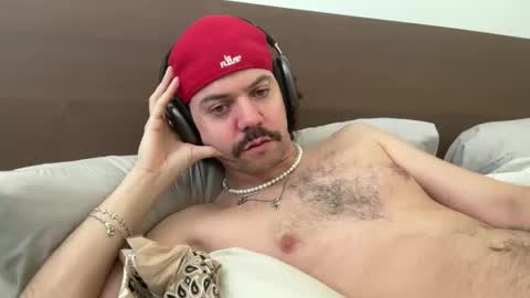 Snapshot of tyleruzi chatting on December 6, 2024, 4:17 pm Tyleruzi online show from December 6, 2024, 4:17 pm