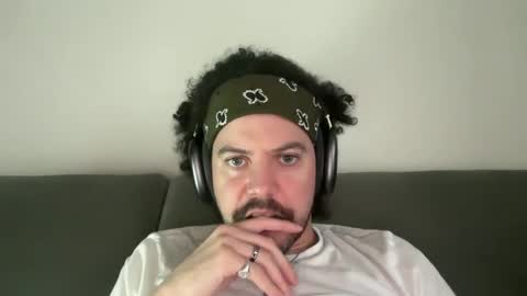 Snapshot of tyleruzi chatting on December 19, 2024, 10:32 pm Tyleruzi online show from December 19, 2024, 10:32 pm