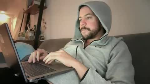 Snapshot of tyleruzi chatting on January 22, 2025, 6:52 pm Tyleruzi online show from January 22, 2025, 6:52 pm