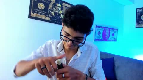 Snapshot of tylerwhiite_ chatting on December 31, 2024, 6:37 am   online show from December 31, 2024, 6:37 am