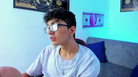 Snapshot of tylerwhiite_ chatting on February 4, 2025, 3:11 am   online show from February 4, 2025, 3:11 am
