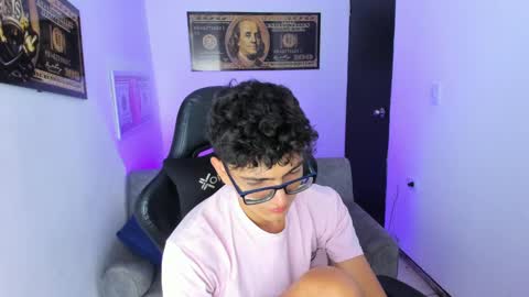 Snapshot of tylerwhiite_ chatting on March 2, 2025, 2:51 am   online show from March 2, 2025, 2:51 am