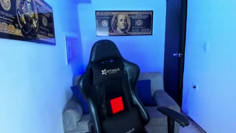 Snapshot of tylerwhiite_ chatting on March 4, 2025, 5:32 am   online show from March 4, 2025, 5:32 am