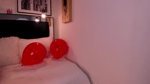 Snapshot of tylla_ chatting on February 17, 2025, 3:04 am online show from February 17, 2025, 3:04 am