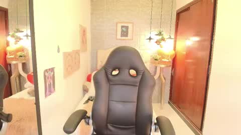 Snapshot of tylla_ chatting on February 28, 2025, 3:15 am online show from February 28, 2025, 3:15 am