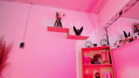 tylla__ online show from May 17, 2026, 8:49 pm