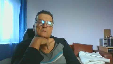 Snapshot of ulmeni4 chatting on December 8, 2024, 6:43 am ulmeni4 online show from December 8, 2024, 6:43 am