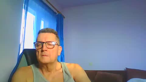 Snapshot of ulmeni4 chatting on January 16, 2025, 8:33 am ulmeni4 online show from January 16, 2025, 8:33 am