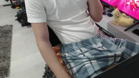 uniqueboy22 online show from April 22, 2026, 5:47 pm