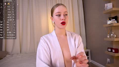 UnnaBella online show from December 17, 2024, 8:32 pm