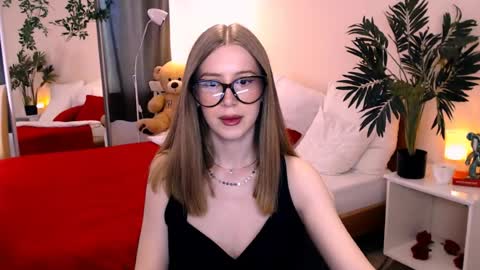 unreal_lady online show from June 24, 2026, 1:43 pm