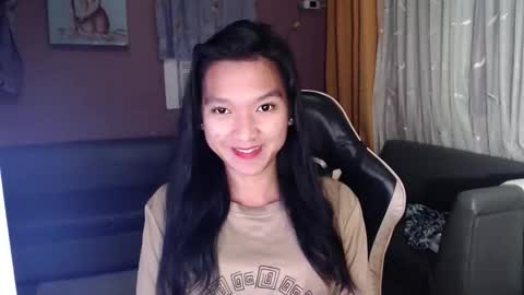 Snapshot of urasian_newra chatting on November 4, 2025, 8:08 pm NEWRA ALLISON online show from November 4, 2025, 8:08 pm