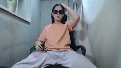 Erika online show from November 21, 2025, 5:22 pm