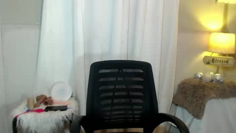 urcrushnextdoor_ online show from February 9, 2025, 3:23 pm