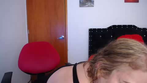 Eveling Blanco  online show from February 23, 2025, 4:35 pm
