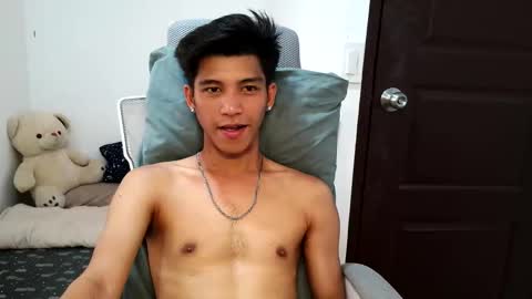 ursweetie_boy online show from April 22, 2026, 7:33 am