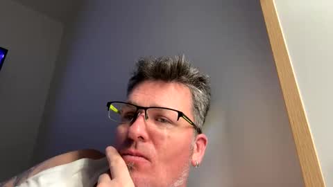 Snapshot of usernamehey chatting on February 3, 2025, 11:47 pm HeyMic online show from February 3, 2025, 11:47 pm