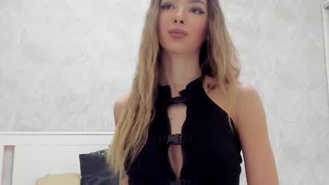 Snapshot of v_deville chatting on October 27, 2025, 8:51 am Mia online show from October 27, 2025, 8:51 am