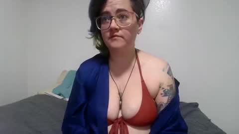 valarieak online show from October 13, 2025, 4:18 pm