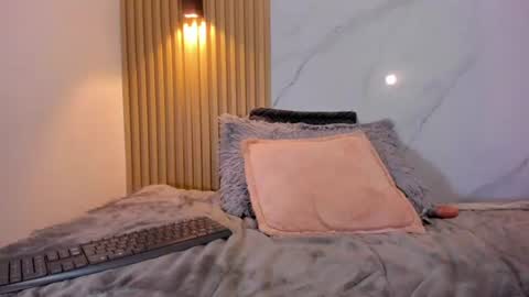 valentinaliux_ online show from June 23, 2026, 11:47 pm