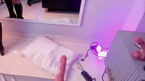 Snapshot of valentine_mia_ chatting on October 31, 2025, 10:22 pm Mia online show from October 31, 2025, 10:22 pm