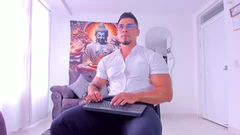 Snapshot of valentino_dossantos chatting on December 19, 2024, 7:51 pm    online show from December 19, 2024, 7:51 pm