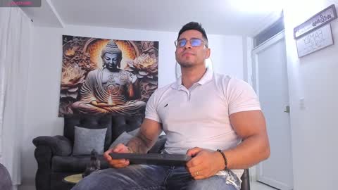 Snapshot of valentino_dossantos chatting on December 24, 2024, 2:54 am    online show from December 24, 2024, 2:54 am