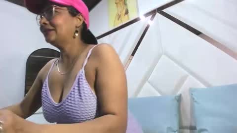 valeria_gil_ online show from April 29, 2026, 1:37 pm