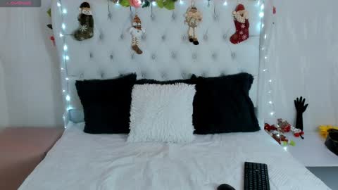 valeria111111 online show from December 24, 2024, 2:33 pm