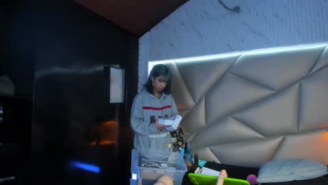 valery_smith15 online show from February 16, 2025, 3:04 am