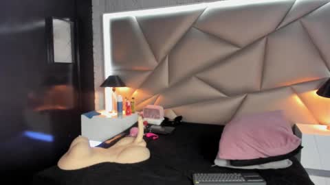 valery_smith15 online show from February 24, 2025, 6:16 am