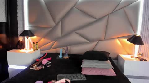 valery_smith15 online show from March 3, 2025, 3:19 am