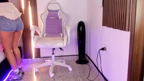 Snapshot of valloletsamar chatting on October 18, 2025, 11:44 am Vallolet Peach  online show from October 18, 2025, 11:44 am