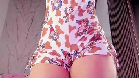 Vallolet Peach  online show from December 4, 2025, 11:52 am