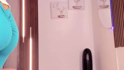 Snapshot of valloletsamar chatting on March 29, 2026, 12:05 pm Vallolet Peach online show from March 29, 2026, 12:05 pm
