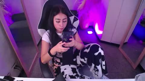 Snapshot of vallolett__ chatting on March 9, 2026, 8:24 pm vallolett__ online show from March 9, 2026, 8:24 pm