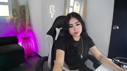 Snapshot of vallolett__ chatting on March 17, 2026, 10:35 pm vallolett__ online show from March 17, 2026, 10:35 pm