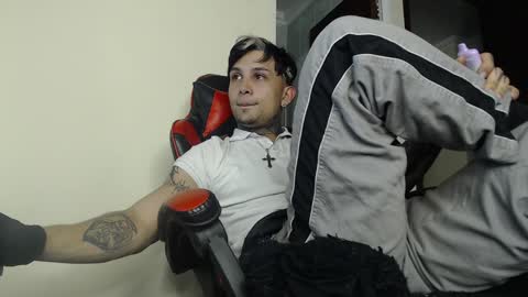 david guzman i model independenthelp me with a thumbs up online show from January 17, 2025, 11:51 pm