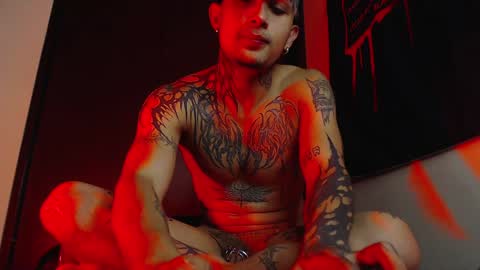 david guzman i model independenthelp me with a thumbs up online show from January 25, 2025, 4:02 am