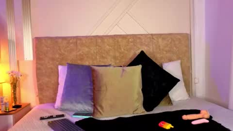 vane_coral online show from March 10, 2026, 3:33 am