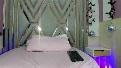 vanesaa_mejia online show from November 9, 2025, 4:33 am