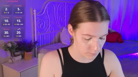 Snapshot of vanessa__lui chatting on April 13, 2026, 4:23 pm Vanessa online show from April 13, 2026, 4:23 pm