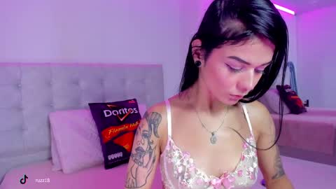 Snapshot of vanessa_cruz_18 chatting on April 15, 2026, 11:27 pm Vane online show from April 15, 2026, 11:27 pm