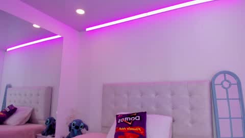 Snapshot of vanessa_cruz_18 chatting on May 15, 2026, 9:33 pm Vane online show from May 15, 2026, 9:33 pm
